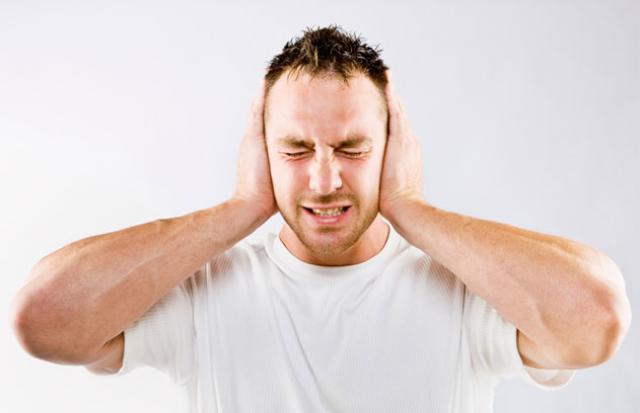 bị ù tai trái là bệnh gì